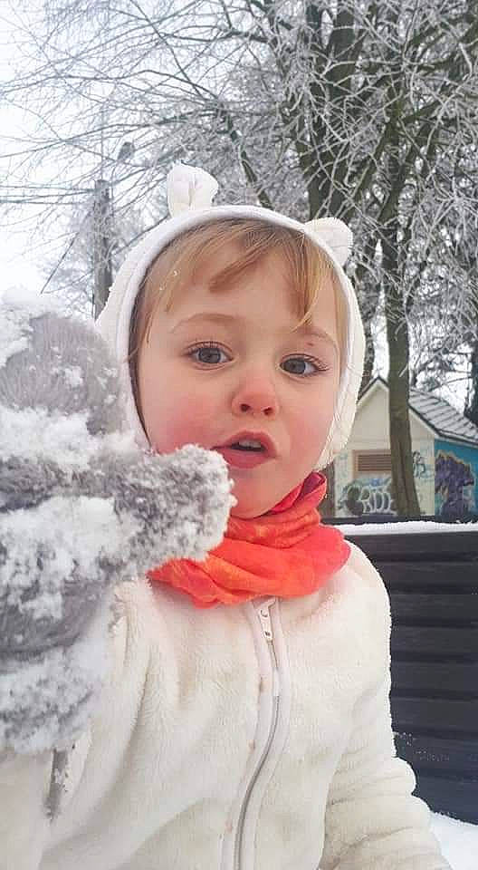 Lyanna a rejoint le concours — aidez-le/la à gagner de superbes lots ! baby, bonnet, cheek, child, freezing, outerwear, person, playing_in_the_snow, smile, snow, toddler, winter