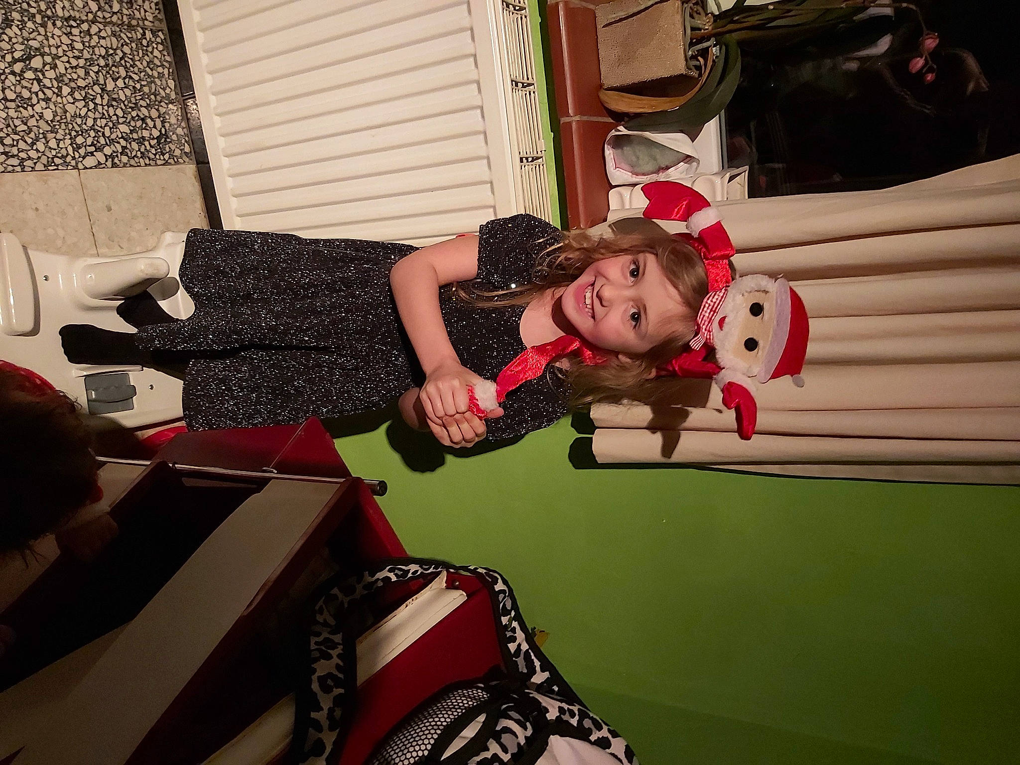 Lyanna participe au concours pour gagner de l'argent avec cette photo : bag, carmine, child, event, flooring, fun, happy, human_leg, joy, leisure, luggage_and_bags, magenta, pattern, person, pink, plant, room, thigh, toddler, tree