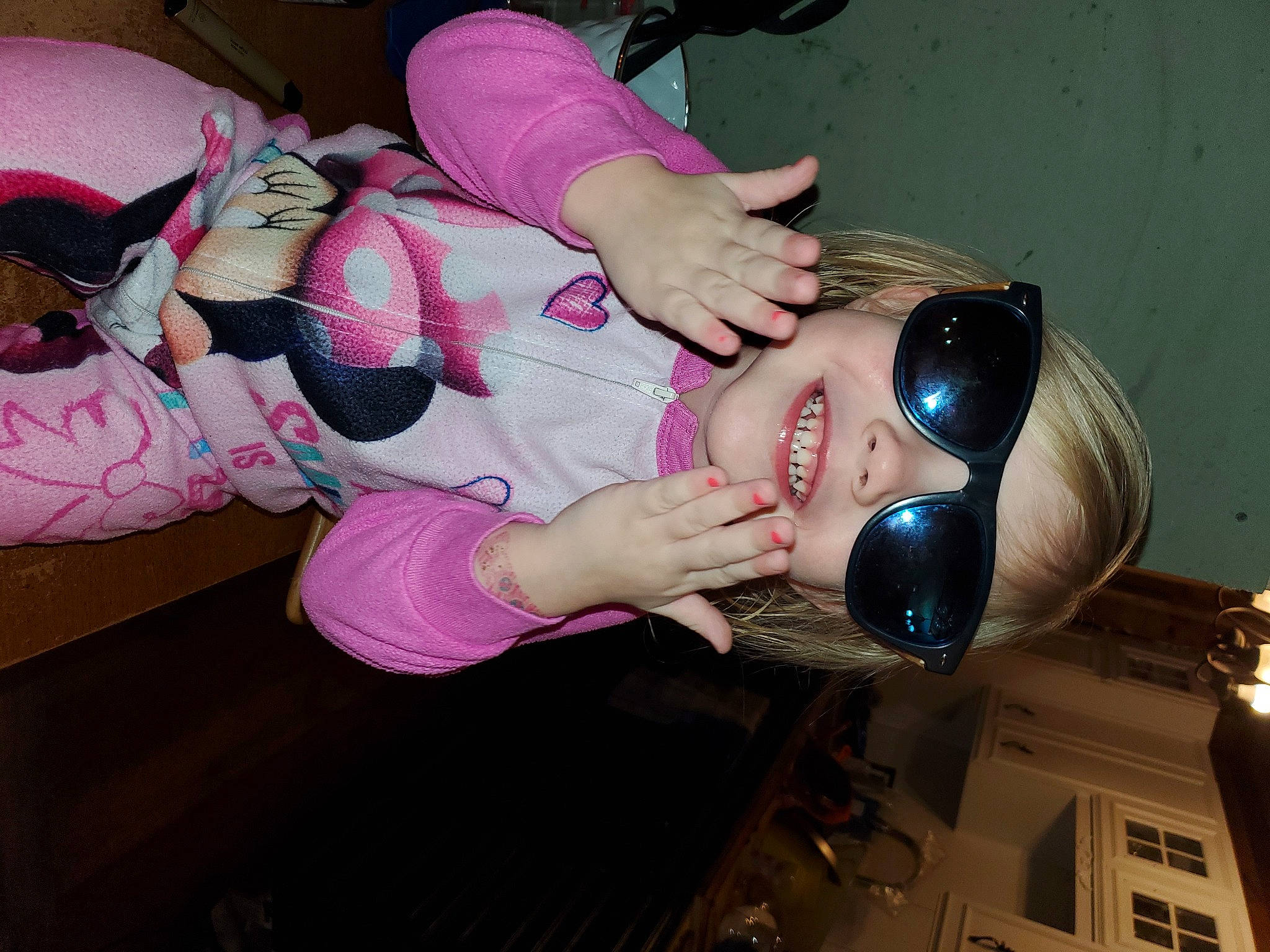 Aurély a rejoint le concours — aidez-le/la à gagner de superbes lots ! arm, elbow, event, eyewear, finger, fun, gesture, glass, hand, helmet, joy, machine, magenta, nail, person, personal_protective_equipment, pink, sunglasses, thigh, thumb