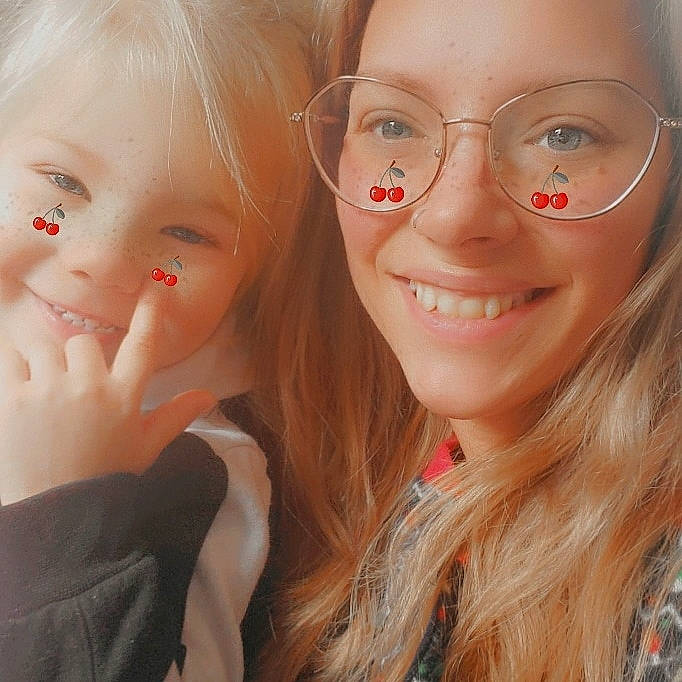 Aurély participe au concours pour gagner de l'argent avec cette photo : cheek, chin, eyebrow, eyelash, eyewear, face, facial_expression, fun, gesture, happy, iris, jaw, joy, layered_hair, lip, long_hair, mouth, neck, nose, person