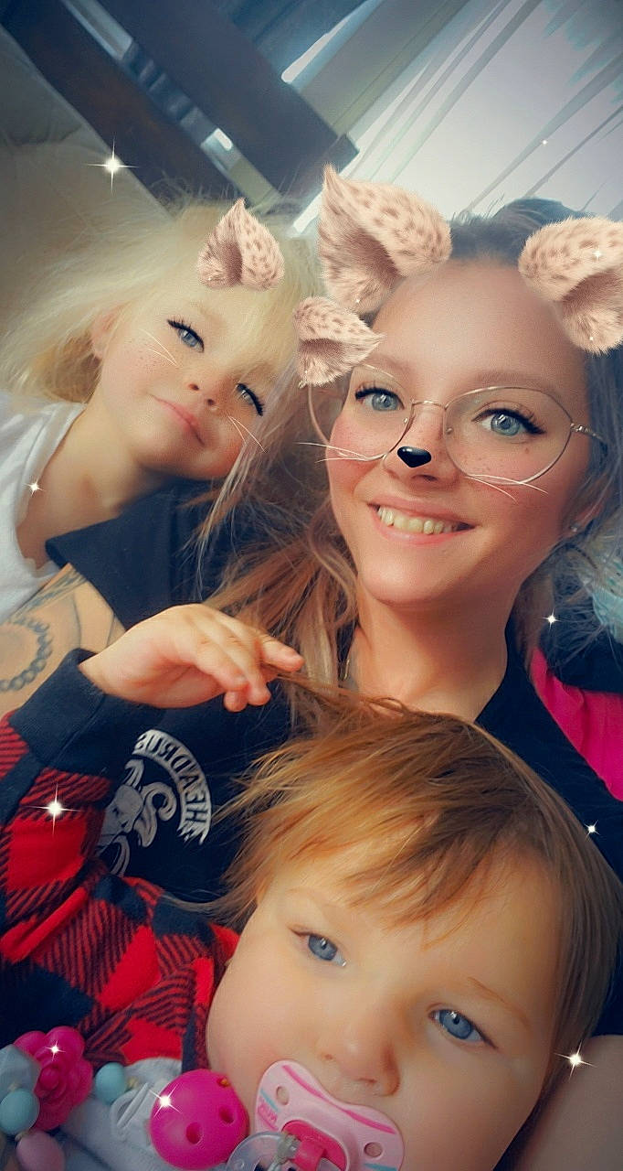 Aurély participe au concours pour gagner de l'argent avec cette photo : beauty, blond, child, ear, event, eye, eyebrow, eyelash, fawn, friendship, fun, gesture, happy, iris, joy, lip, long_hair, people, person, pink