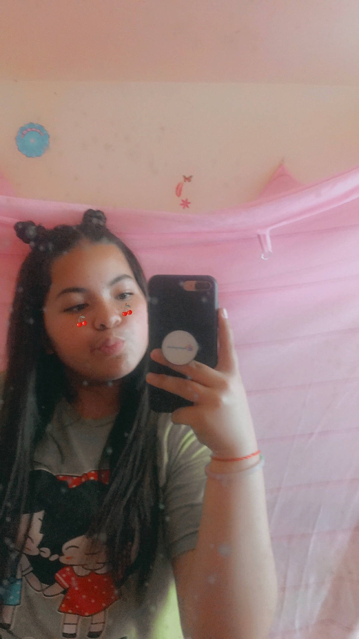 Erika a rejoint le concours — aidez-le/la à gagner de superbes lots ! bangs, beauty, black_hair, brown_hair, ear, eye, eyelash, face, hair, hairstyle, head, lip, long_hair, mirror, person, photography, pink, room, selfie, skin