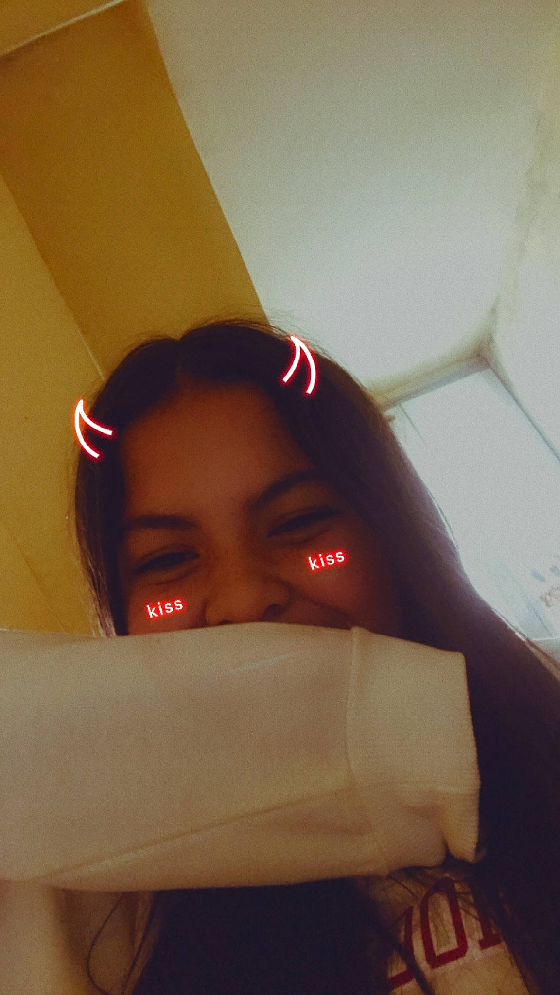 Erika a rejoint le concours — aidez-le/la à gagner de superbes lots ! arm, beauty, ear, eye, eyebrow, eyelash, face, flesh, forehead, hand, head, light, lip, mouth, neck, nose, person, photography, selfie, shoulder