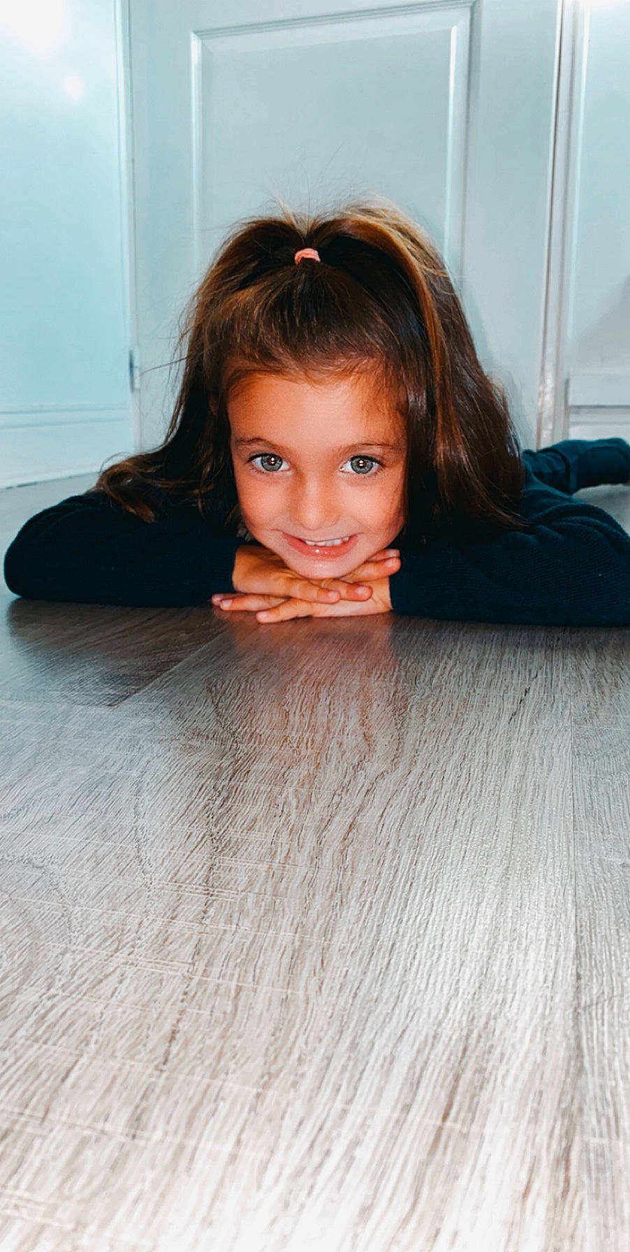 Lucy a rejoint le concours — aidez-le/la à gagner de superbes lots ! comfort, eye, eyebrow, eyelash, finger, flash_photography, floor, flooring, hair, hairstyle, head, iris, joy, lip, mouth, neck, nose, person, shoulder, skin