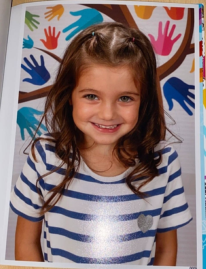 Lucy a rejoint le concours — aidez-le/la à gagner de superbes lots ! beauty, blond, child, electric_blue, facial_expression, fun, happy, joy, leisure, party, pattern, person, play, portrait_photography, recreation, room, sleeve, smile, t_shirt, toddler