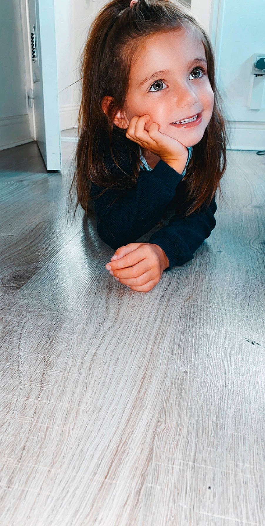 Lucy a rejoint le concours — aidez-le/la à gagner de superbes lots ! cheek, chin, eyebrow, facial_expression, flash_photography, floor, flooring, fun, happy, hardwood, iris, joy, lip, mouth, nose, person, skin, smile, toddler, varnish