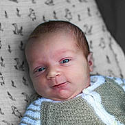 Clara a rejoint le concours — aidez-le/la à gagner de superbes lots ! baby, infant, face, blue_eyes, knitted_sweater, patterned_blanket, duck_pattern, portrait, close_up, newborn, cute, child, person, soft_light, indoors, head, expression, skin, young, lying_down