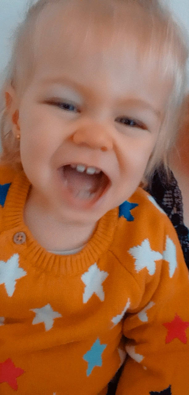 Nina a rejoint le concours — aidez-le/la à gagner de superbes lots ! baby_toddler_clothing, cheek, dress, eye, eyebrow, forehead, happy, head, iris, jaw, lip, mammal, mouth, neck, nose, person, skin, sleeve, smile, toddler