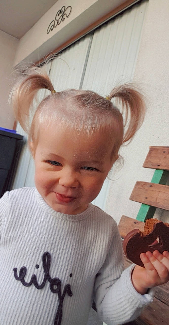 Nina a rejoint le concours — aidez-le/la à gagner de superbes lots ! baby, baby_toddler_clothing, blond, cheek, child, ear, eyelash, face, finger, forehead, fun, happy, lip, nose, person, skin, sleeve, smile, t_shirt, toddler