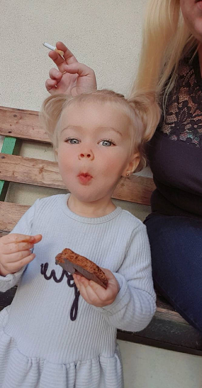 Nina a rejoint le concours — aidez-le/la à gagner de superbes lots ! arm, cheek, chin, clothing, eyelash, finger, gesture, hand, iris, joint, lip, mouth, mythical_creature, neck, nose, person, pink, shoulder, skin, sleeve