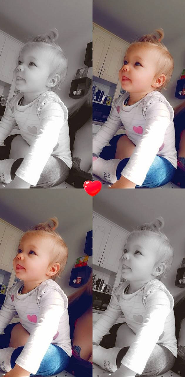 Nina a rejoint le concours — aidez-le/la à gagner de superbes lots ! baby, baby_toddler_clothing, blue, cheek, eye, face, facial_expression, gesture, hairstyle, head, human, mouth, organ, person, photograph, product, skin, standing, toddler, white