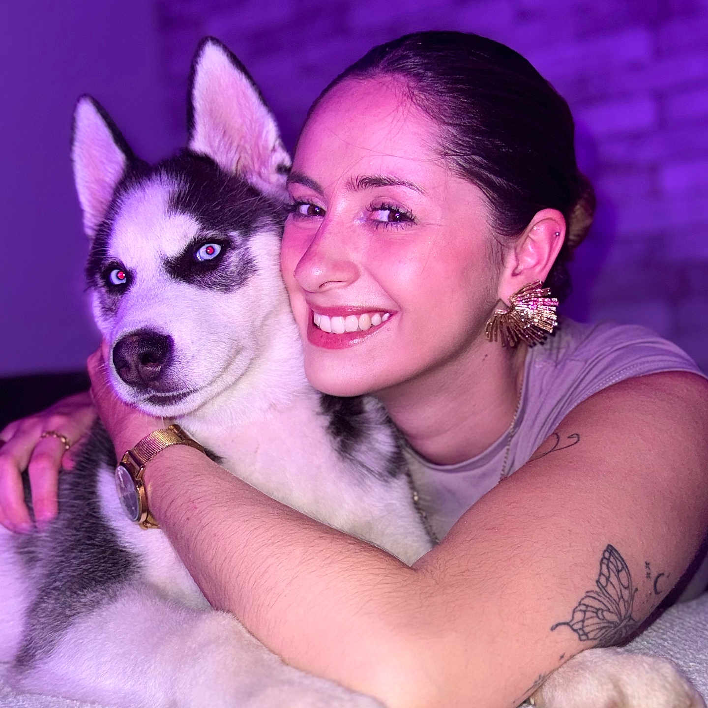 Arés a rejoint le concours — aidez-le/la à gagner de superbes lots ! animal, brick_wall, closeup, cuddling, dog, earrings, face, friendship, happy, hug, husky, indoor, love, pet, portrait, purple_lighting, smile, tattoo, watch, woman