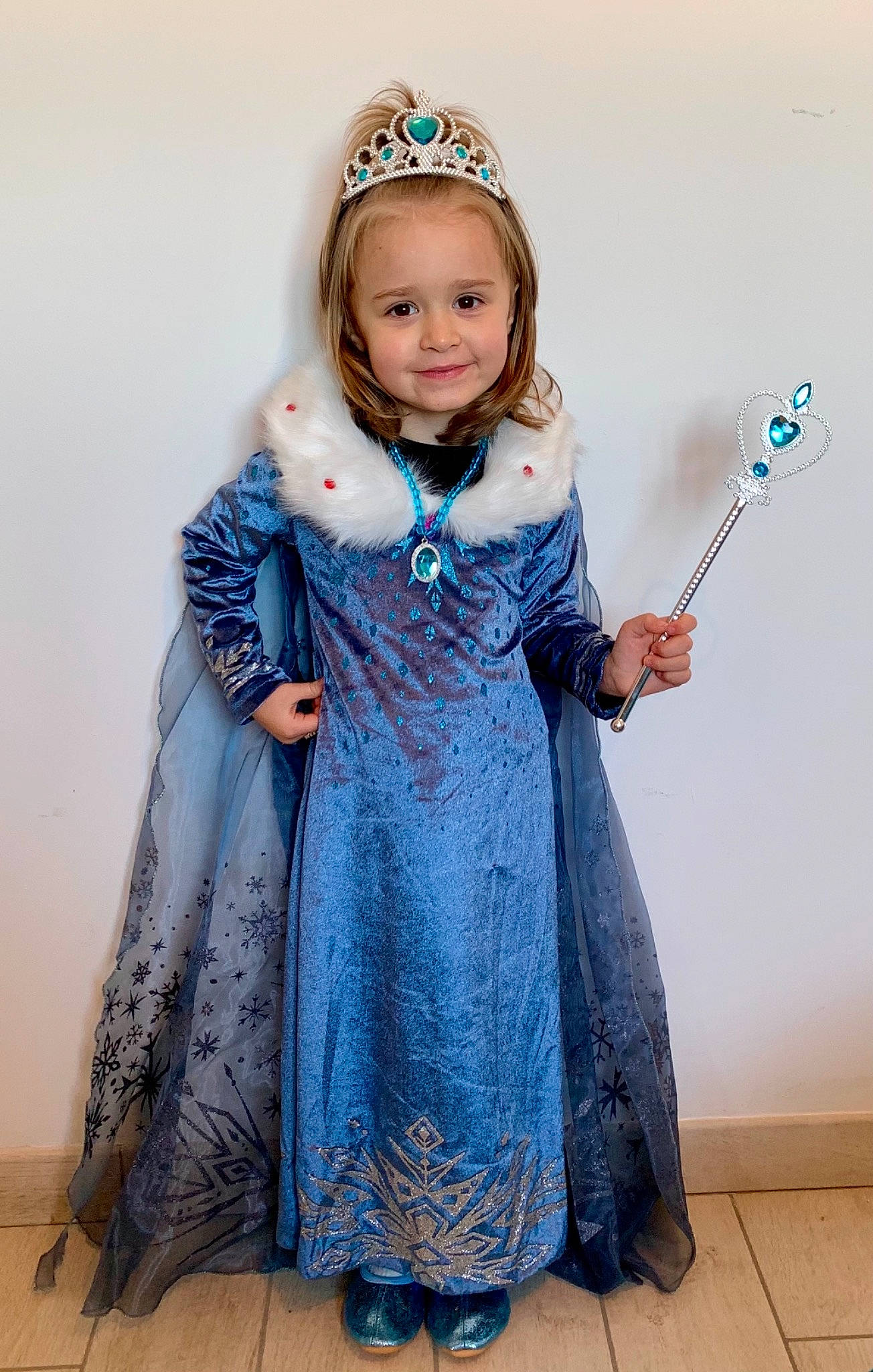 Lylou a rejoint le concours — aidez-le/la à gagner de superbes lots ! baby_toddler_clothing, child_model, costume, costume_accessory, crown, day_dress, dress, embellishment, hair_accessory, headband, headgear, headpiece, joy, kitchen_utensil, one_piece_garment, person, tiara