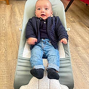 Ange a rejoint le concours — aidez-le/la à gagner de superbes lots ! baby, child, infant, jeans, jacket, socks, baby_rocker, floor, wood_floor, indoor, person, cute, smiling, seated, clothing, happy, young_child, home, casual, portrait