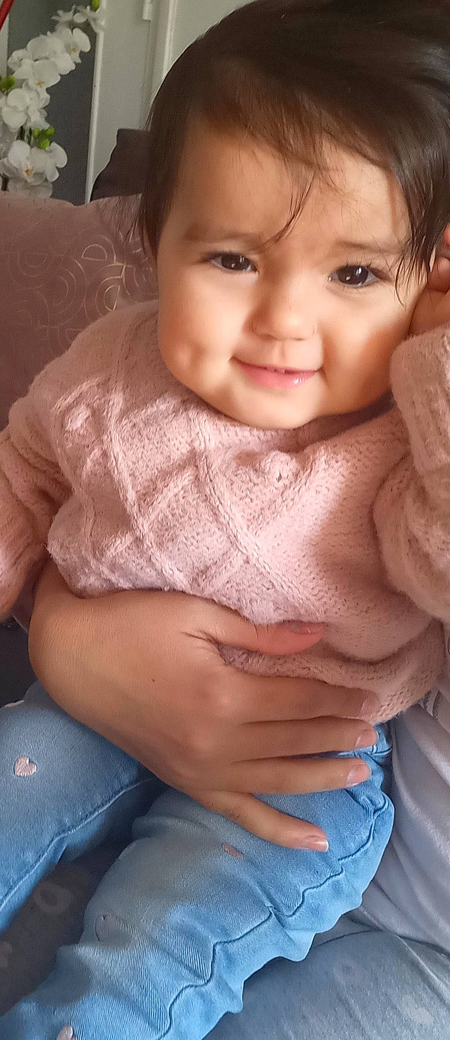 Léa participe au concours pour gagner de l'argent avec cette photo : arm, black, blue, cheek, chin, eye, face, facial_expression, hairstyle, hand, joint, lip, mouth, muscle, neck, nose, organ, person, skin, smile