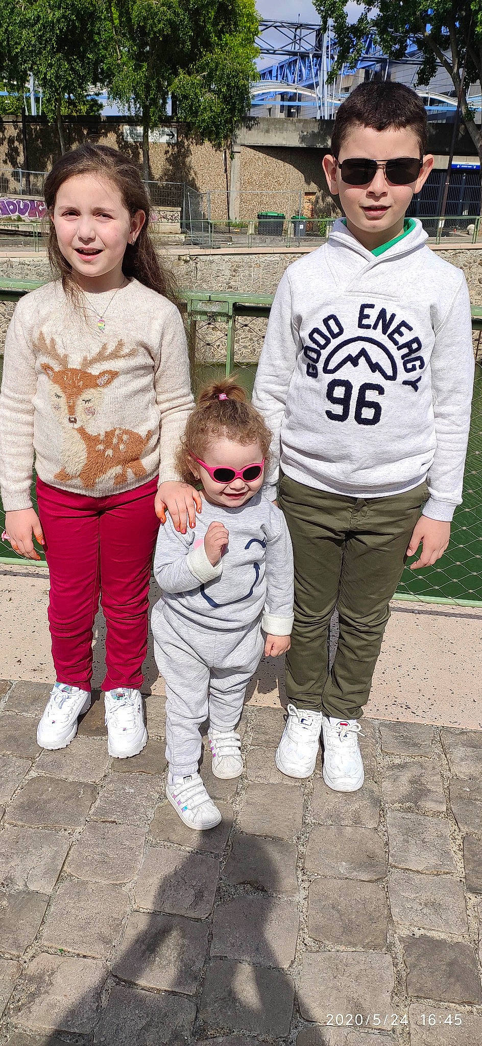 Alicia a rejoint le concours — aidez-le/la à gagner de superbes lots ! baseball_cap, cap, child, clothing, cool, eyewear, face, footwear, goggles, hat, joy, leg, outerwear, people, person, pink, shoe, sleeve, style, sunglasses