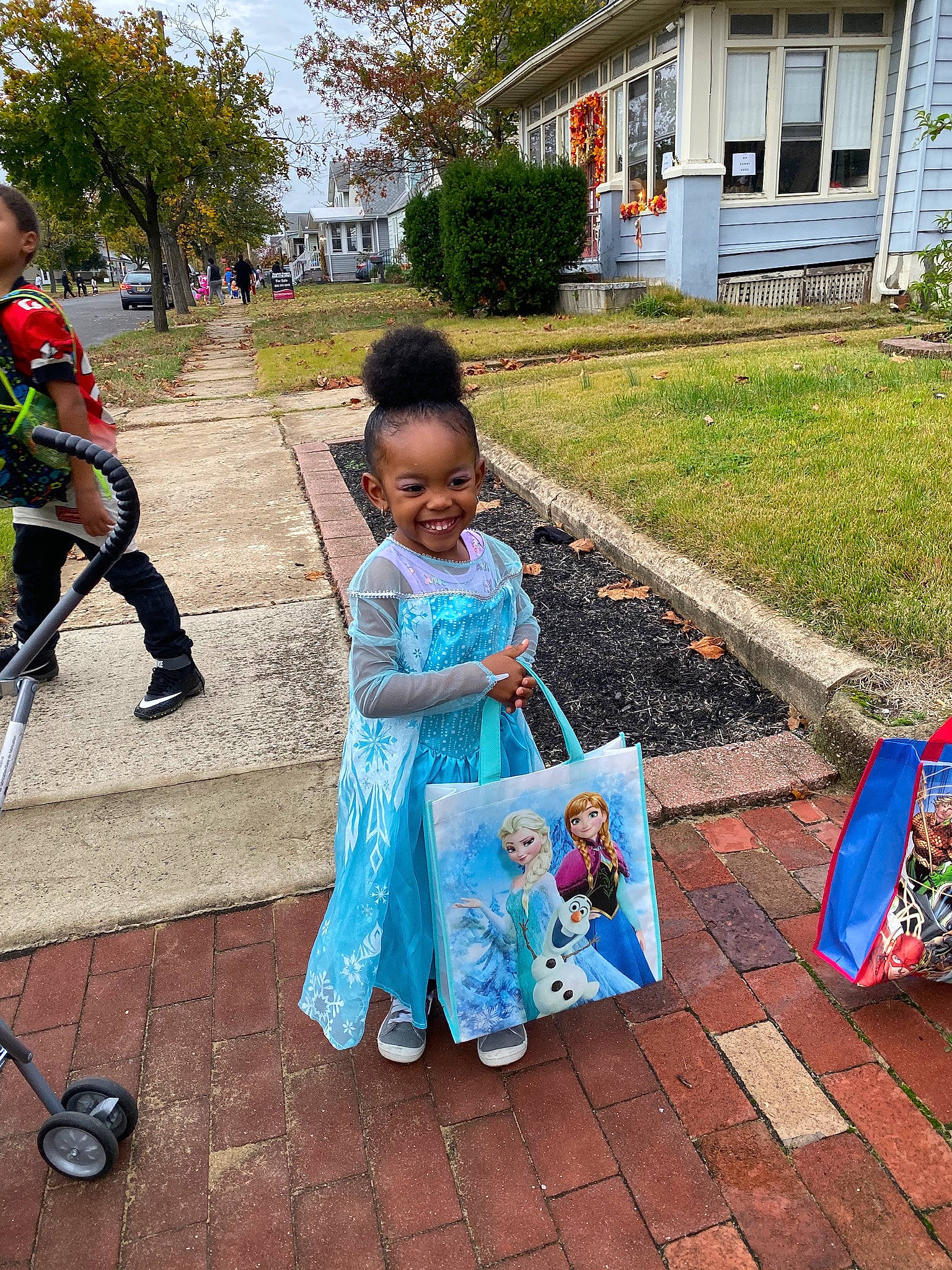 Amaia is registered to the contest to win money with this photo: adaptation, child, joy, person, play, toddler, tree