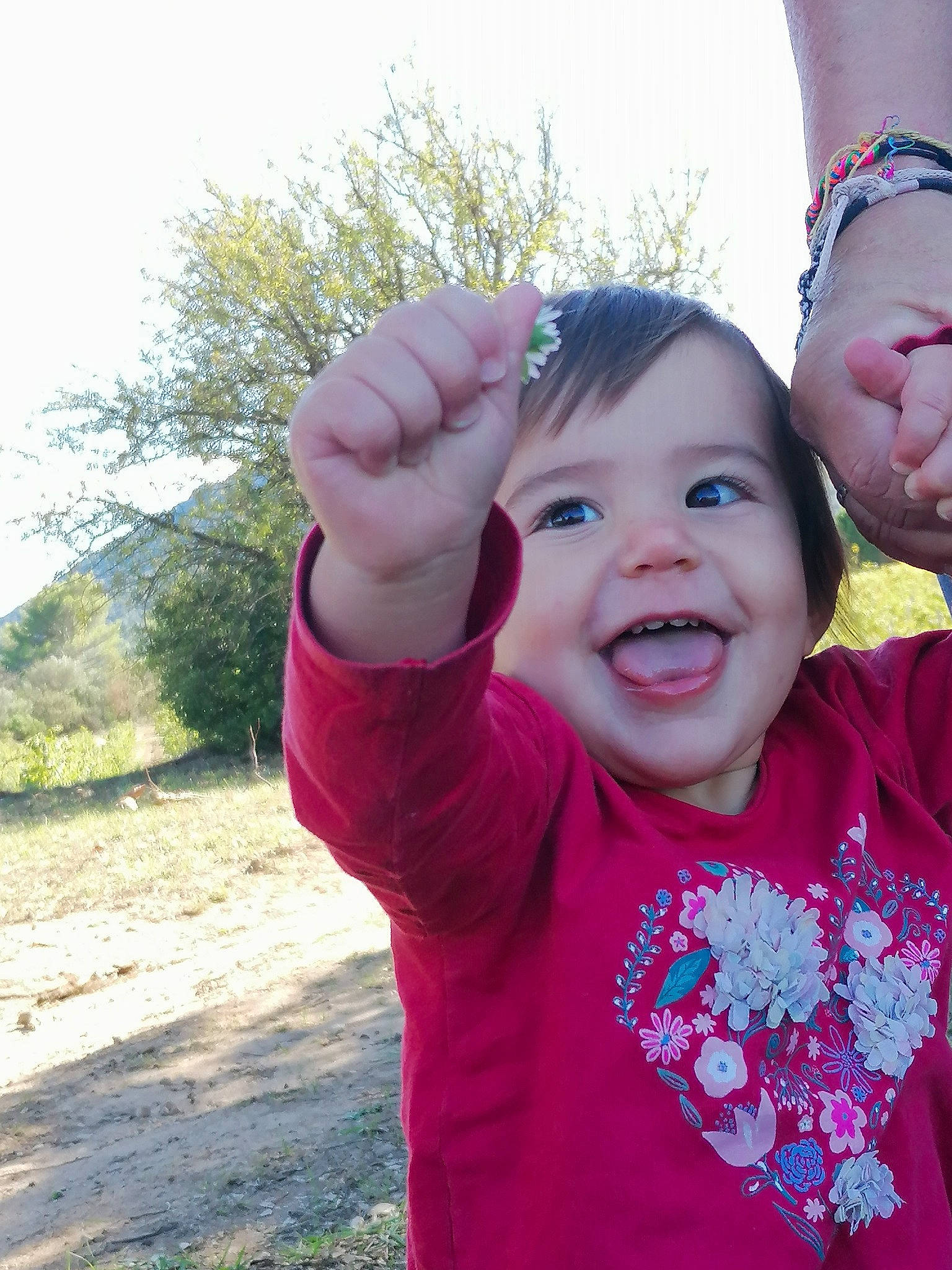 Maëlya a rejoint le concours — aidez-le/la à gagner de superbes lots ! baby, cheek, child, face, facial_expression, finger, fun, gesture, grass, hand, happy, laugh, people, person, pink, play, skin, smile, summer, thumb