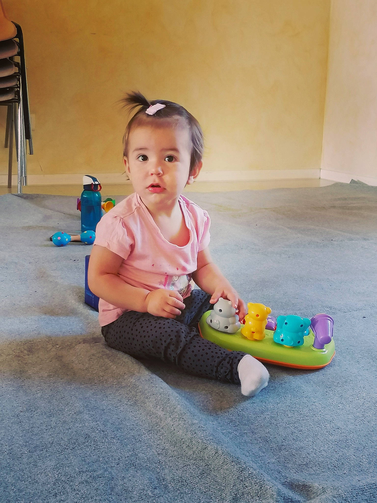 Maëlya a rejoint le concours — aidez-le/la à gagner de superbes lots ! baby, child, floor, flooring, footwear, fun, happy, leisure, person, photography, play, shoe, sitting, skin, smile, toddler, vacation