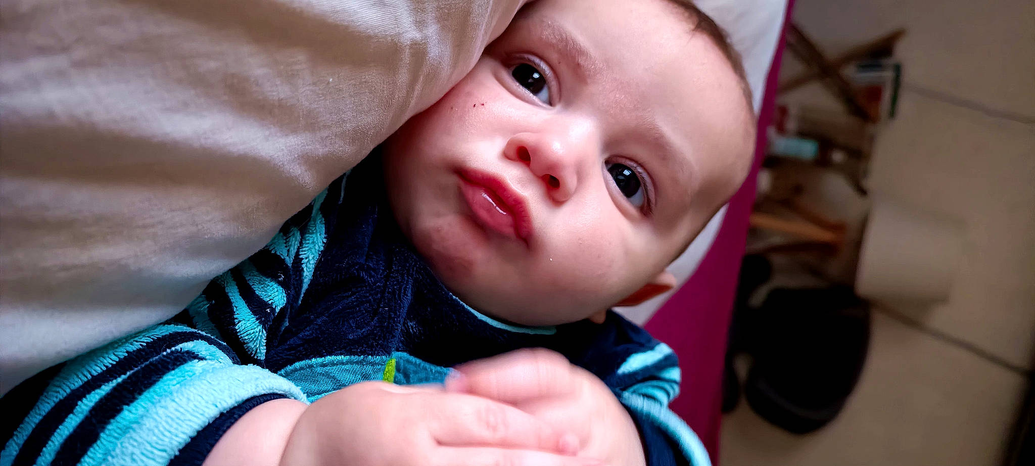 Diego participe au concours pour gagner de l'argent avec cette photo : baby, baby_toddler_clothing, cheek, eye, eyebrow, eyelash, facial_expression, finger, gesture, hand, happy, hat, iris, lip, mouth, nose, person, skin, smile, thumb