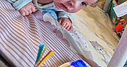 éléa a rejoint le concours — aidez-le/la à gagner de superbes lots ! baby, blanket, child, colorful, crawling, curious, cute, development, early_learning, expression, floor, focus, home, indoors, infant, play_mat, playtime, soft_toys, toy, young_child