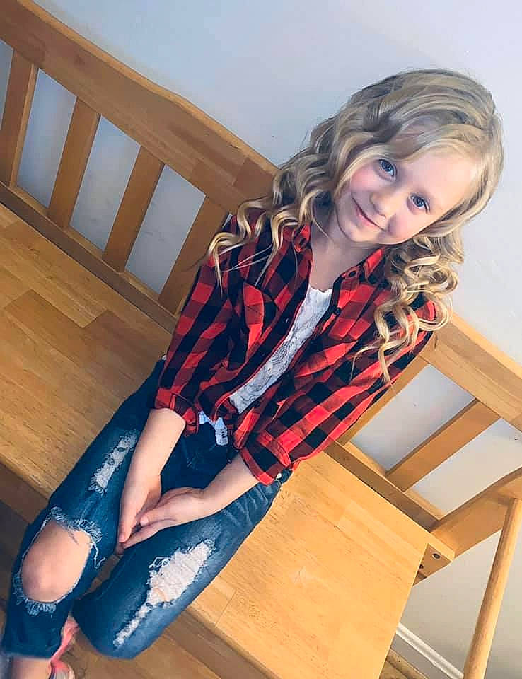 Aleah is registered to the contest to win money with this photo: blond, brown_hair, human_leg, joy, knee, leg, long_hair, person, sitting, thigh