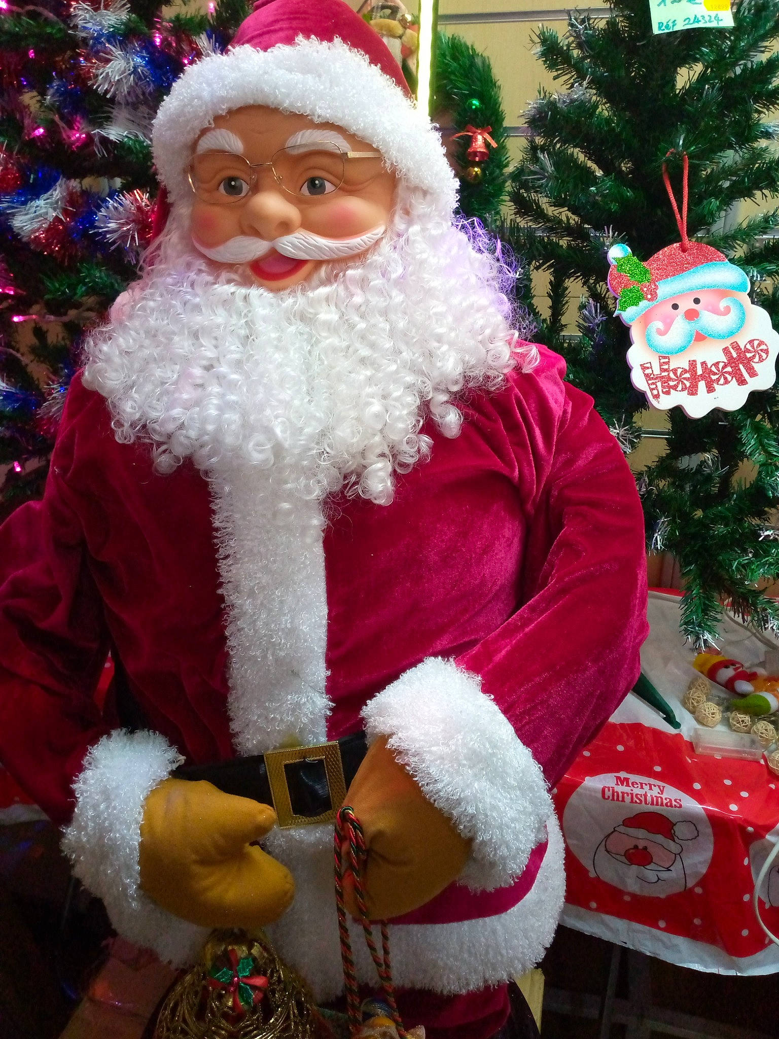 Haykel a rejoint le concours — aidez-le/la à gagner de superbes lots ! beard, christmas, christmas_decoration, christmas_eve, christmas_ornament, christmas_tree, event, face, facial_expression, facial_hair, head, holiday, holiday_ornament, human_body, lap, light, organ, ornament, person, santa_claus