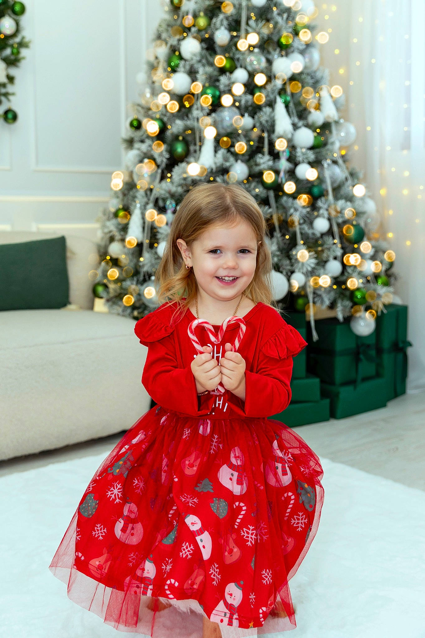 Betty Mony participe au concours pour gagner de l'argent avec cette photo : baby_toddler_clothing, christmas_ornament, christmas_tree, day_dress, dress, event, fun, happy, head, holiday_ornament, joy, one_piece_garment, people, person, photograph, plant, red, sleeve, smile, standing