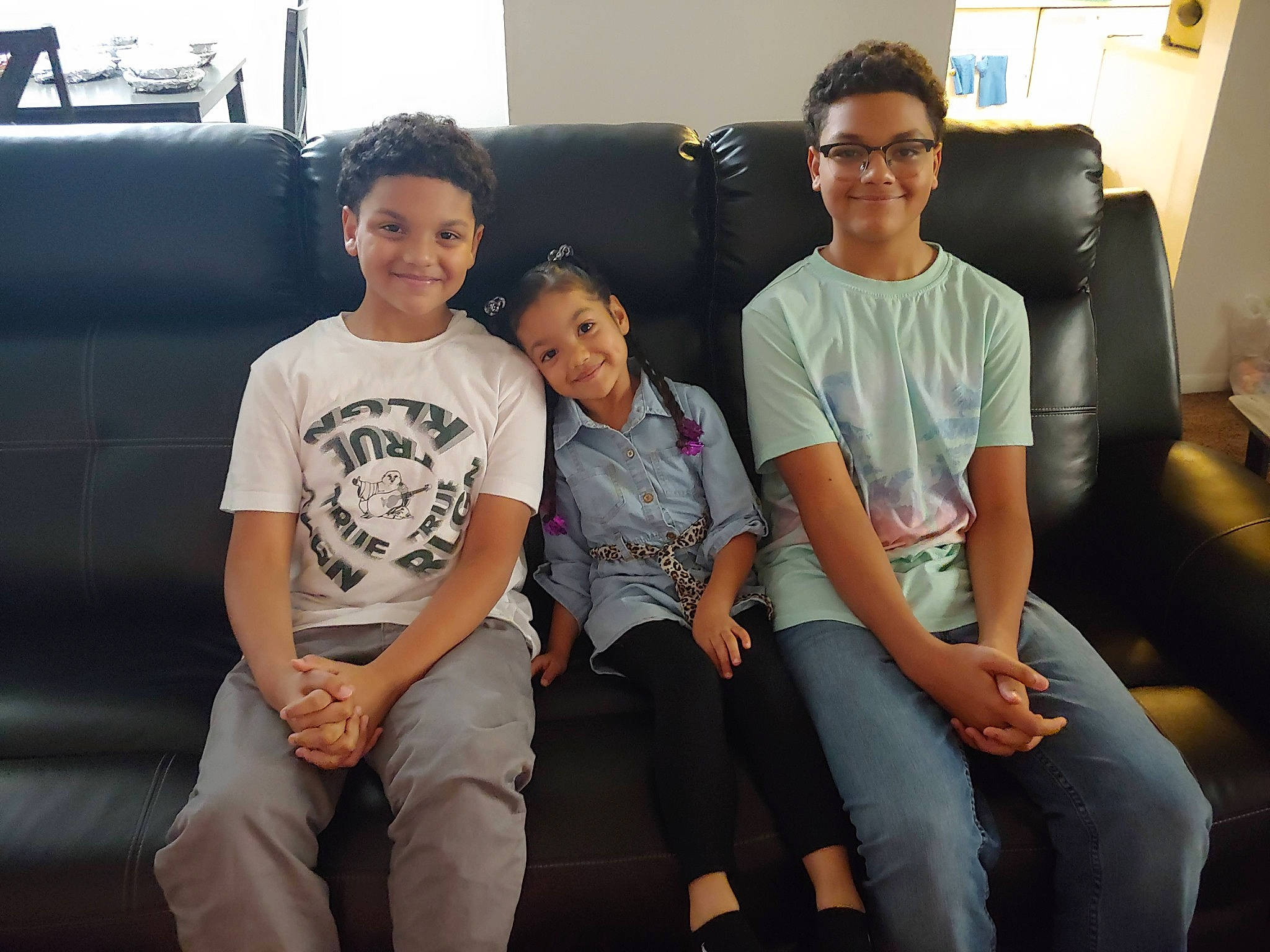 Annalisa is registered to the contest to win money with this photo: comfort, couch, event, eyewear, fun, human, human_body, joint, joy, knee, lap, leg, leisure, luxury_vehicle, person, shorts, shoulder, sitting, smile, t_shirt