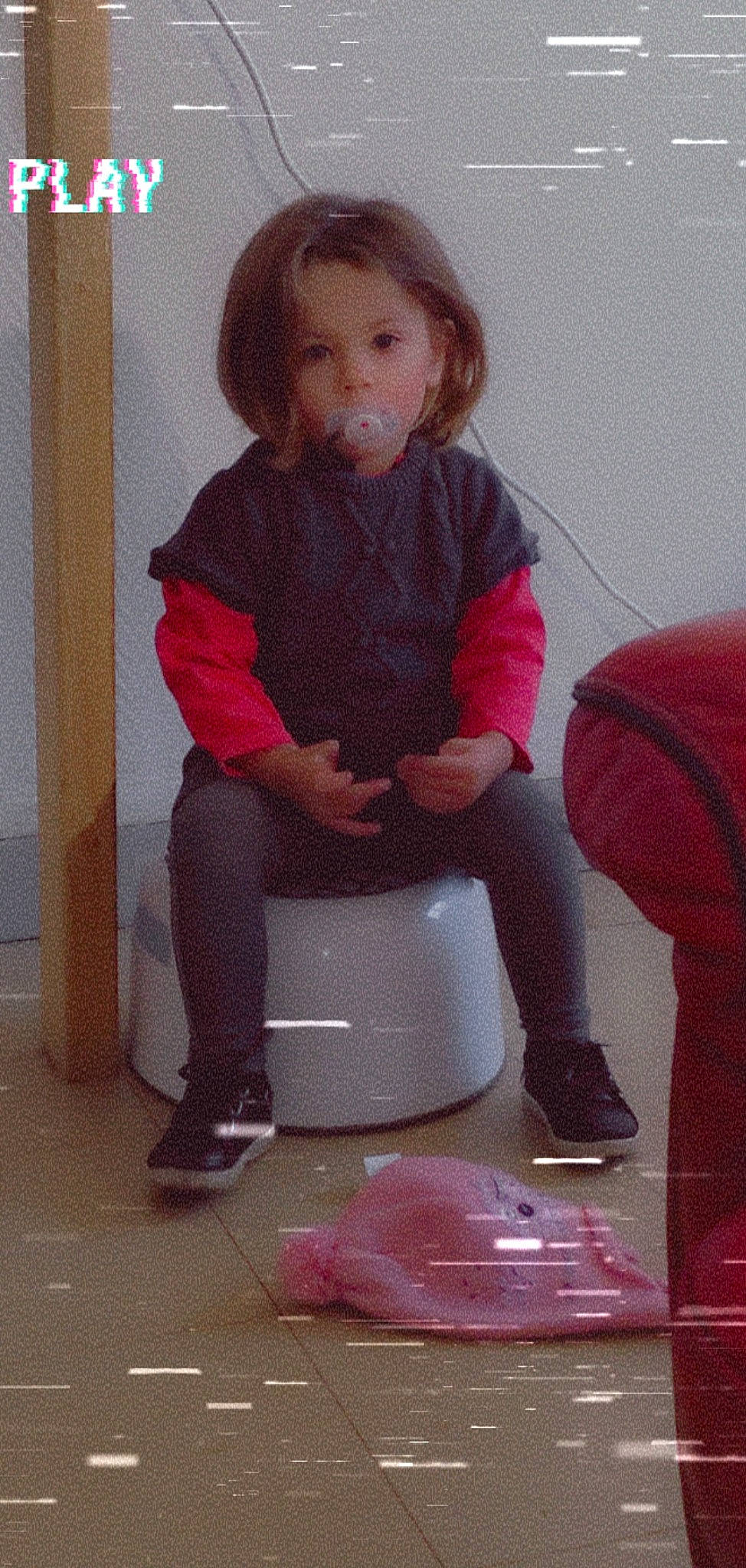 Lyloo a rejoint le concours — aidez-le/la à gagner de superbes lots ! baby_toddler_clothing, comfort, eye, floor, flooring, fun, human_leg, joint, knee, lap, magenta, material_property, person, pink, shoe, sitting, sleeve, sneakers, standing, thigh