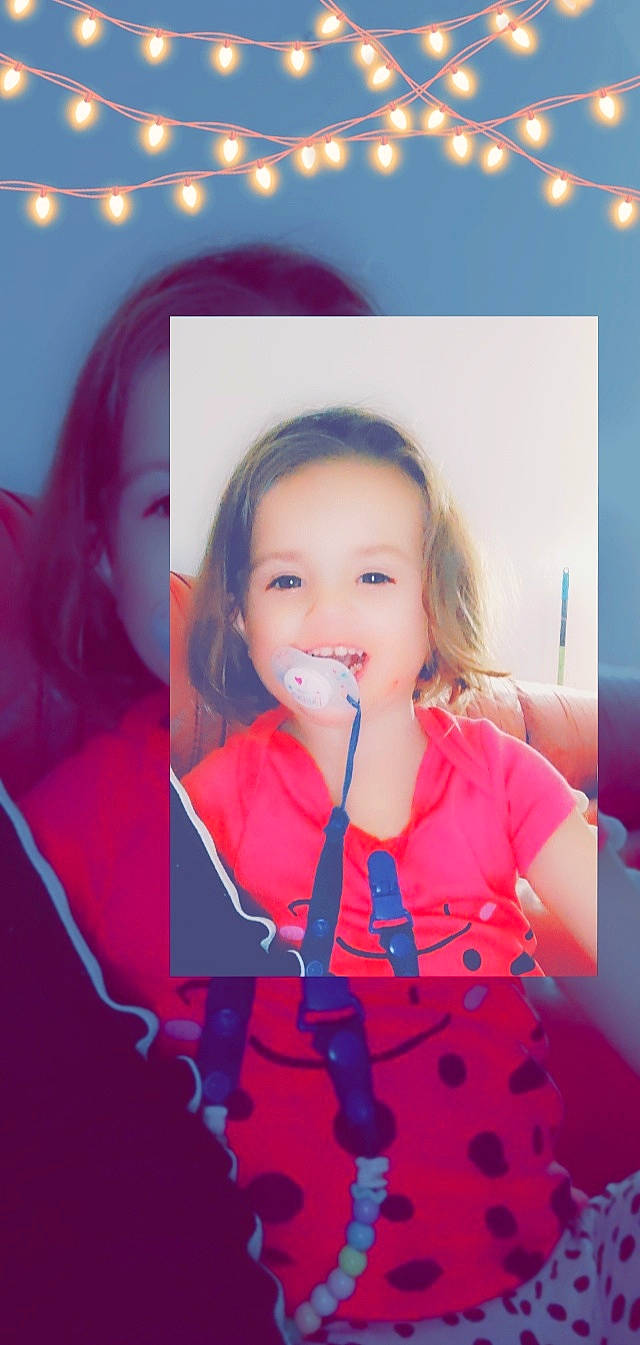 Lyloo participe au concours pour gagner de l'argent avec cette photo : child, electric_blue, face, flash_photography, fun, gesture, happy, lip, long_hair, magenta, pattern, person, pink, portrait_photography, skin, sleeve, smile, sweetness, tableware, tie