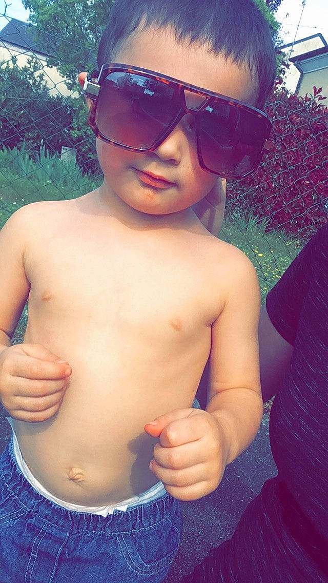 Tyno participe au concours pour gagner de l'argent avec cette photo : abdomen, barechested, black_hair, chest, child, cool, eyewear, glasses, lip, muscle, neck, person, photography, selfie, stomach, sunglasses, trunk