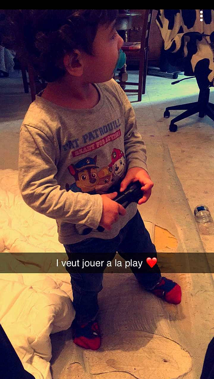 Tyno participe au concours pour gagner de l'argent avec cette photo : arm, child, cool, person, play, shoe, toddler