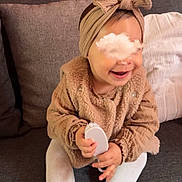 Milaya participe au concours pour gagner de l'argent avec cette photo : baby, bow, brush, child, couch, cozy_clothing, cute, fabric, furniture, happy, headband, indoors, infant, pillow, playful, sitting, smile, soft_texture, white_tights, young_child