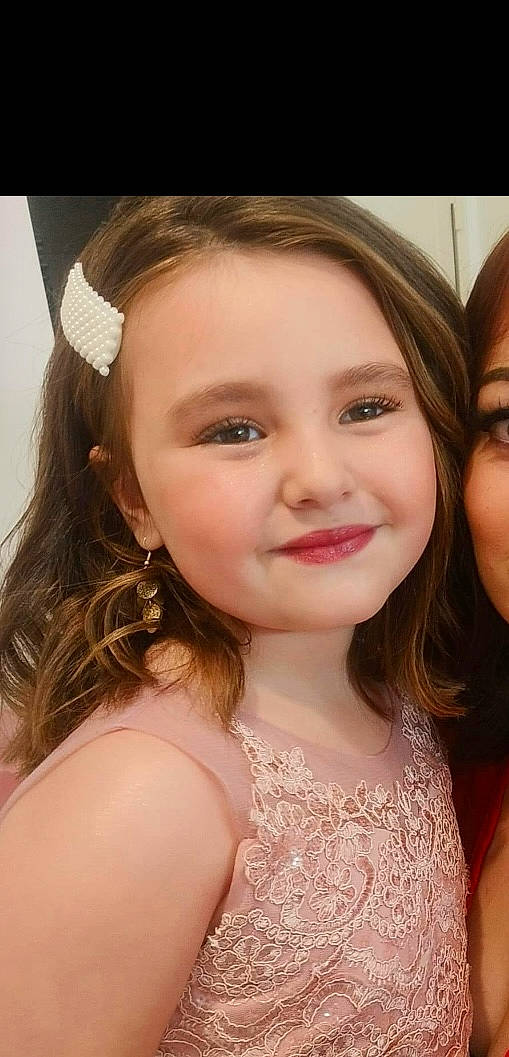 Ilyana participe au concours pour gagner de l'argent avec cette photo : cheek, chin, ear, eye, eyebrow, eyelash, face, flash_photography, forehead, hair, hairstyle, iris, jaw, joy, lip, neck, nose, organ, person, shoulder