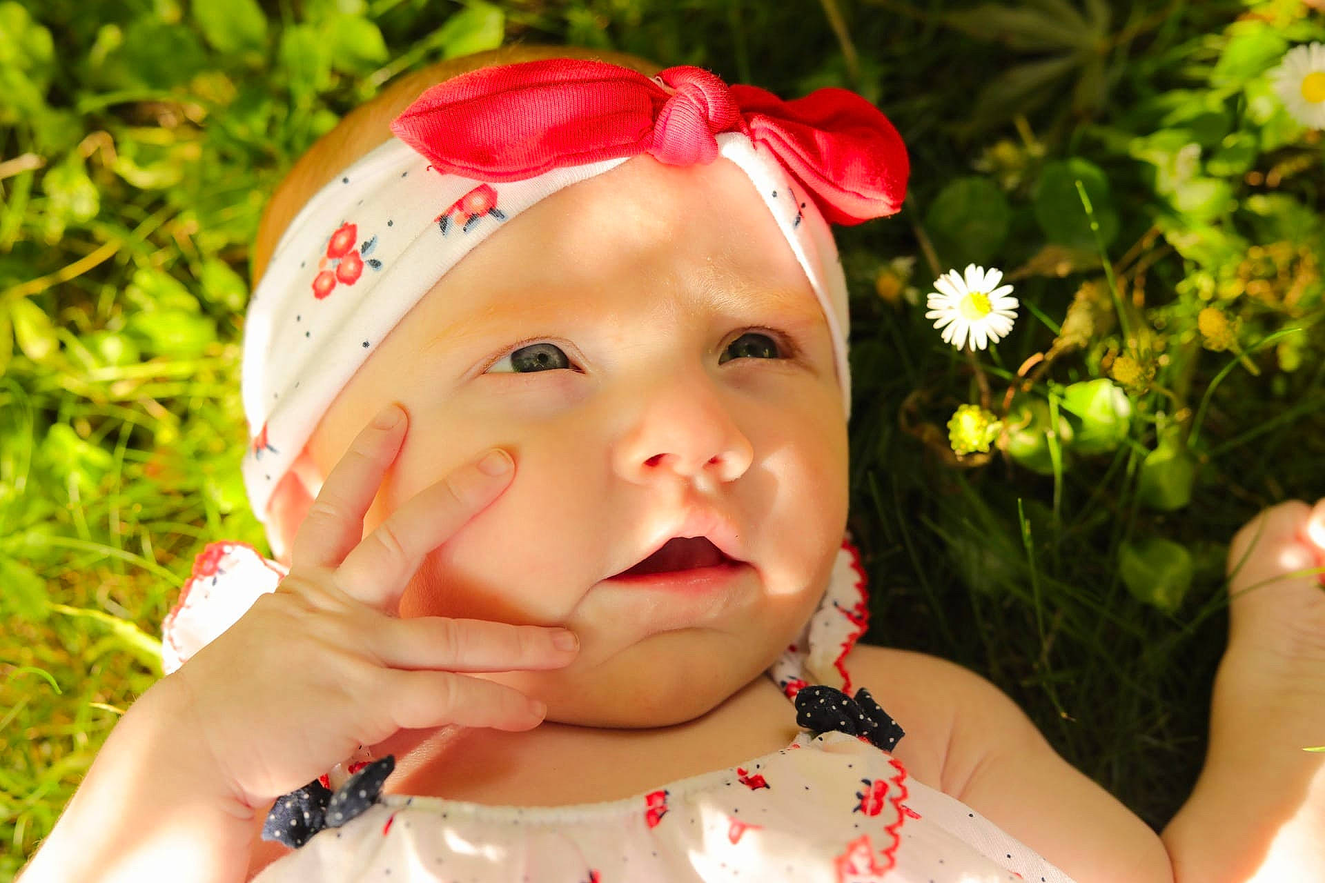 Liyah a rejoint le concours — aidez-le/la à gagner de superbes lots ! child, eyelash, facial_expression, finger, flower, gesture, grass, hand, happy, hat, head, headwear, lip, nose, people_in_nature, person, pink, plant, skin, smile