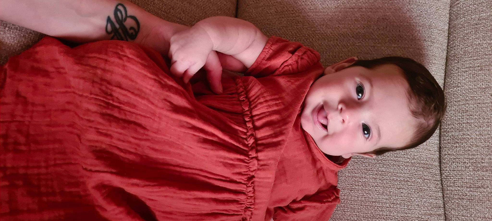 Jade participe au concours pour gagner de l'argent avec cette photo : cheek, comfort, eye, eyebrow, eyelash, finger, hand, head, human_body, iris, lip, mouth, muscle, neck, nose, organ, person, skin, sleeve, textile