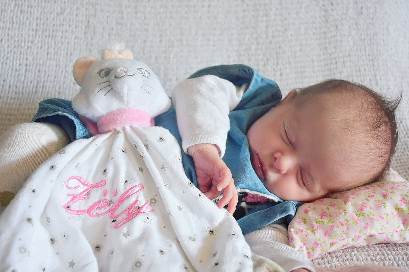 Zëly a rejoint le concours — aidez-le/la à gagner de superbes lots ! baby, baby_products, baby_sleeping, baby_toddler_clothing, bedding, bedtime, cheek, child, comfort, linens, mammal, pattern, peach, person, room, skin, sleeve, stuffed_toy, textile, toddler