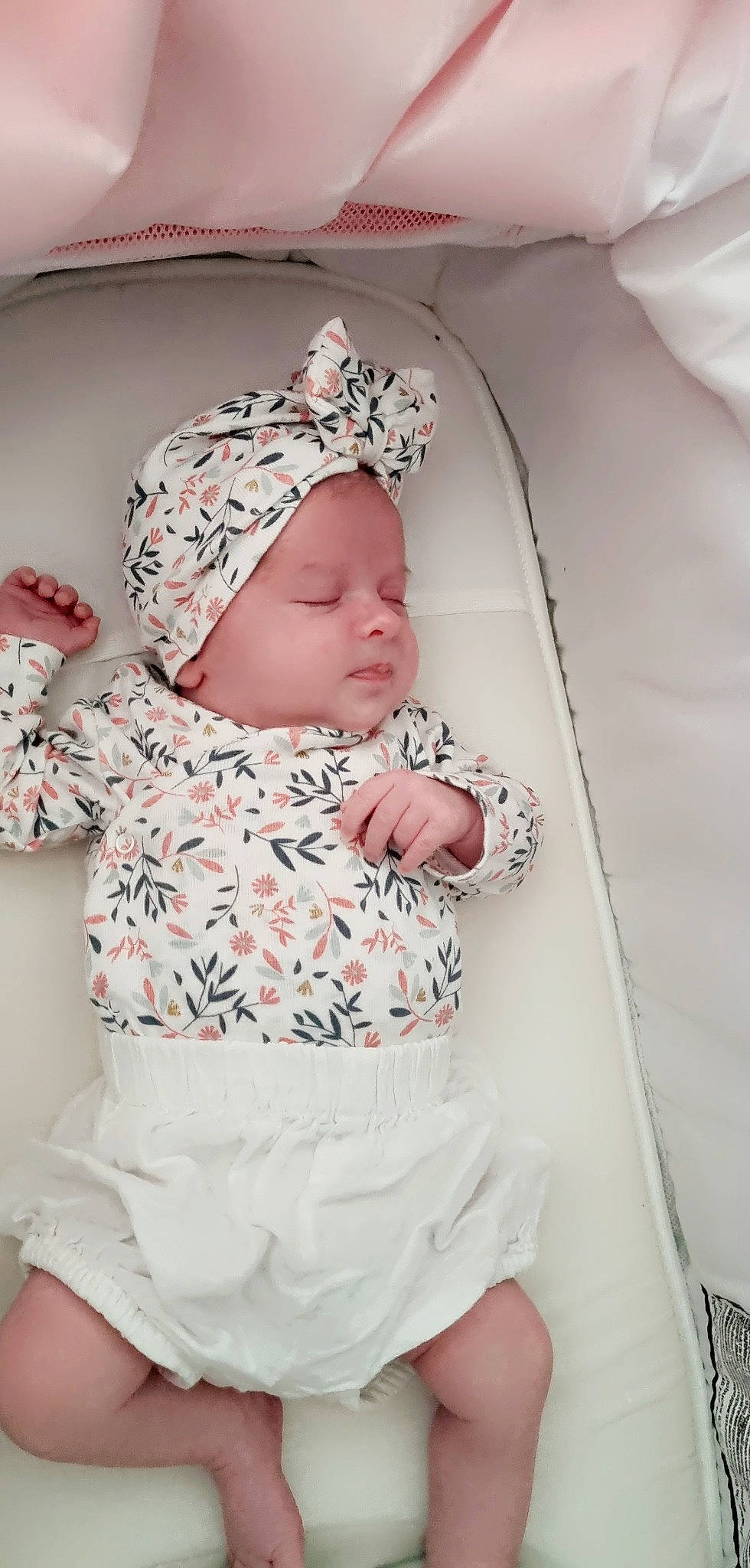 Zëly a rejoint le concours — aidez-le/la à gagner de superbes lots ! baby, baby_products, baby_safety, baby_sleeping, baby_toddler_clothing, cap, child, comfort, finger, headgear, headwear, knit_cap, linens, pattern, person, pink, product, room, skin, sleeve
