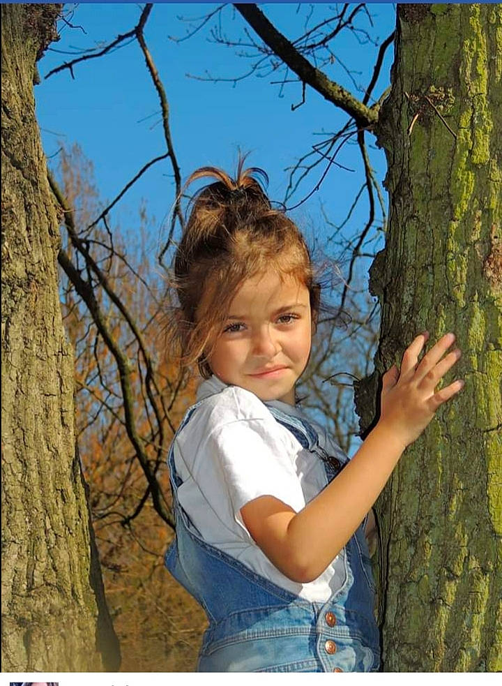 Shayma a rejoint le concours — aidez-le/la à gagner de superbes lots ! azure, branch, facial_expression, flash_photography, gesture, grass, hairstyle, happy, human, human_body, leaf, mammal, nature, people_in_nature, person, sky, smile, tree, twig, vertebrate