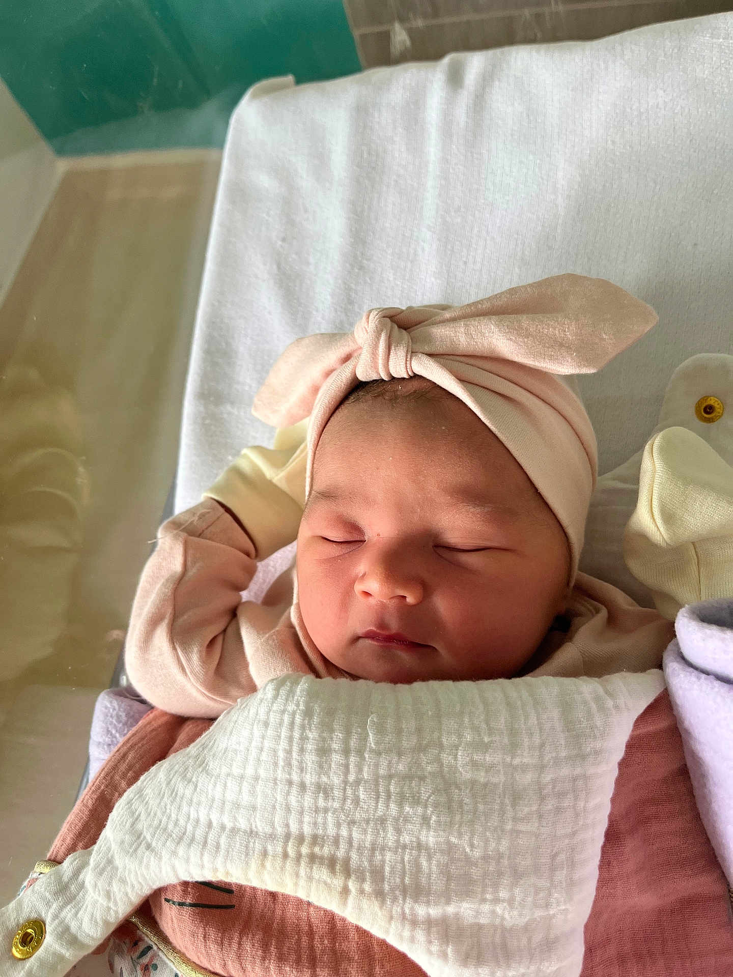 Meïa a rejoint le concours — aidez-le/la à gagner de superbes lots ! newborn, baby, sleeping, blanket, headband, bow, crib, infant, soft, cozy, pink, clothing, resting, peaceful, cute, child, portrait, indoors, toddler, wrapped