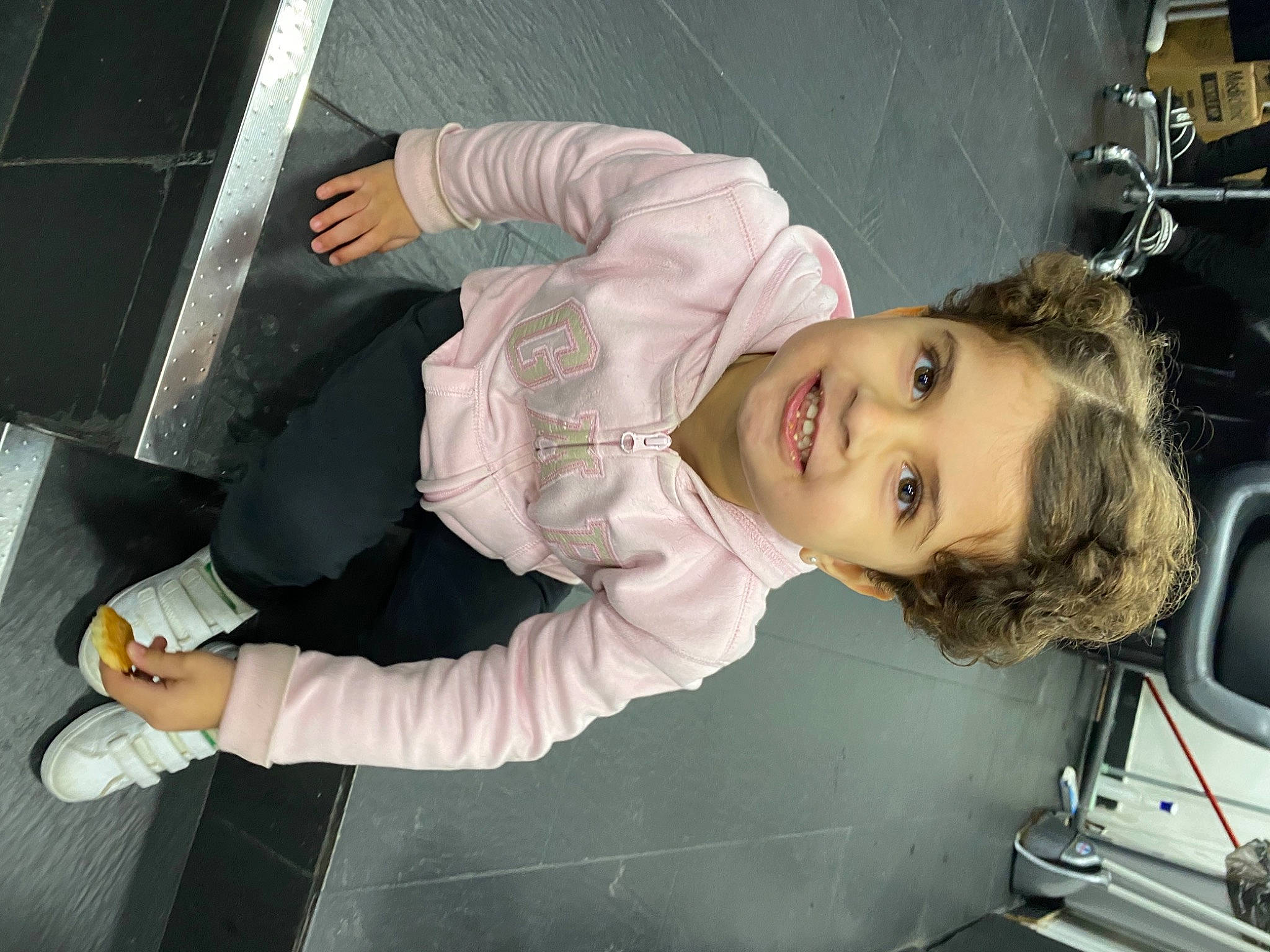 Joumana a rejoint le concours — aidez-le/la à gagner de superbes lots ! auto_part, automotive_design, automotive_exterior, automotive_lighting, automotive_window_part, car, child, family_car, flash_photography, fun, glove, hairstyle, joy, luxury_vehicle, motor_vehicle, person, smile, toddler, transport, vehicle