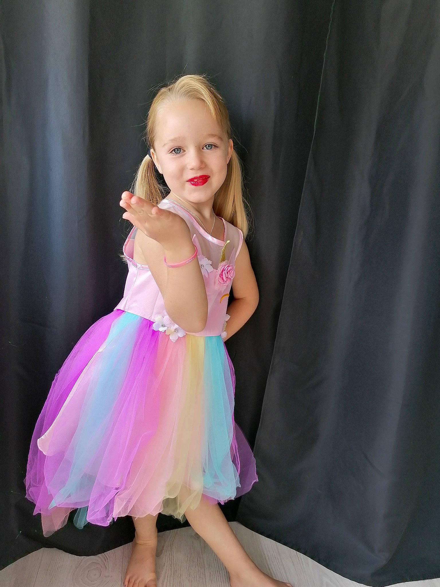 Jullia participe au concours pour gagner de l'argent avec cette photo : ballet_tutu, blond, child, child_model, clothing, cocktail_dress, costume, dance, dress, formal_wear, joy, person, photo_shoot, photography, pink, shoe, shoulder, toddler