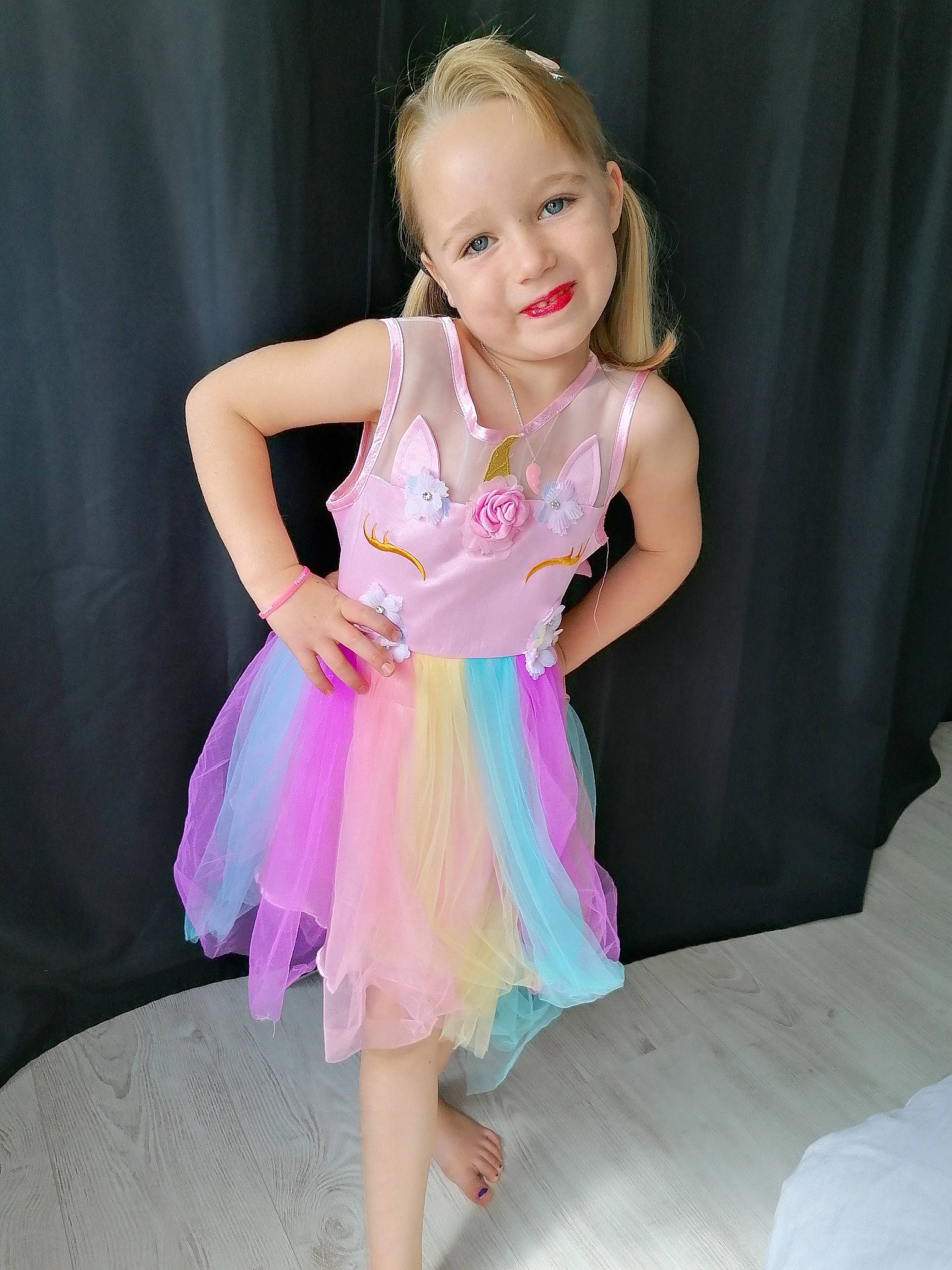 Jullia participe au concours pour gagner de l'argent avec cette photo : ballet_tutu, child, child_model, clothing, cocktail_dress, costume, dance, dress, event, fashion_design, footwear, formal_wear, joy, performance, performing_arts, person, pink, ruffle, smile, toddler