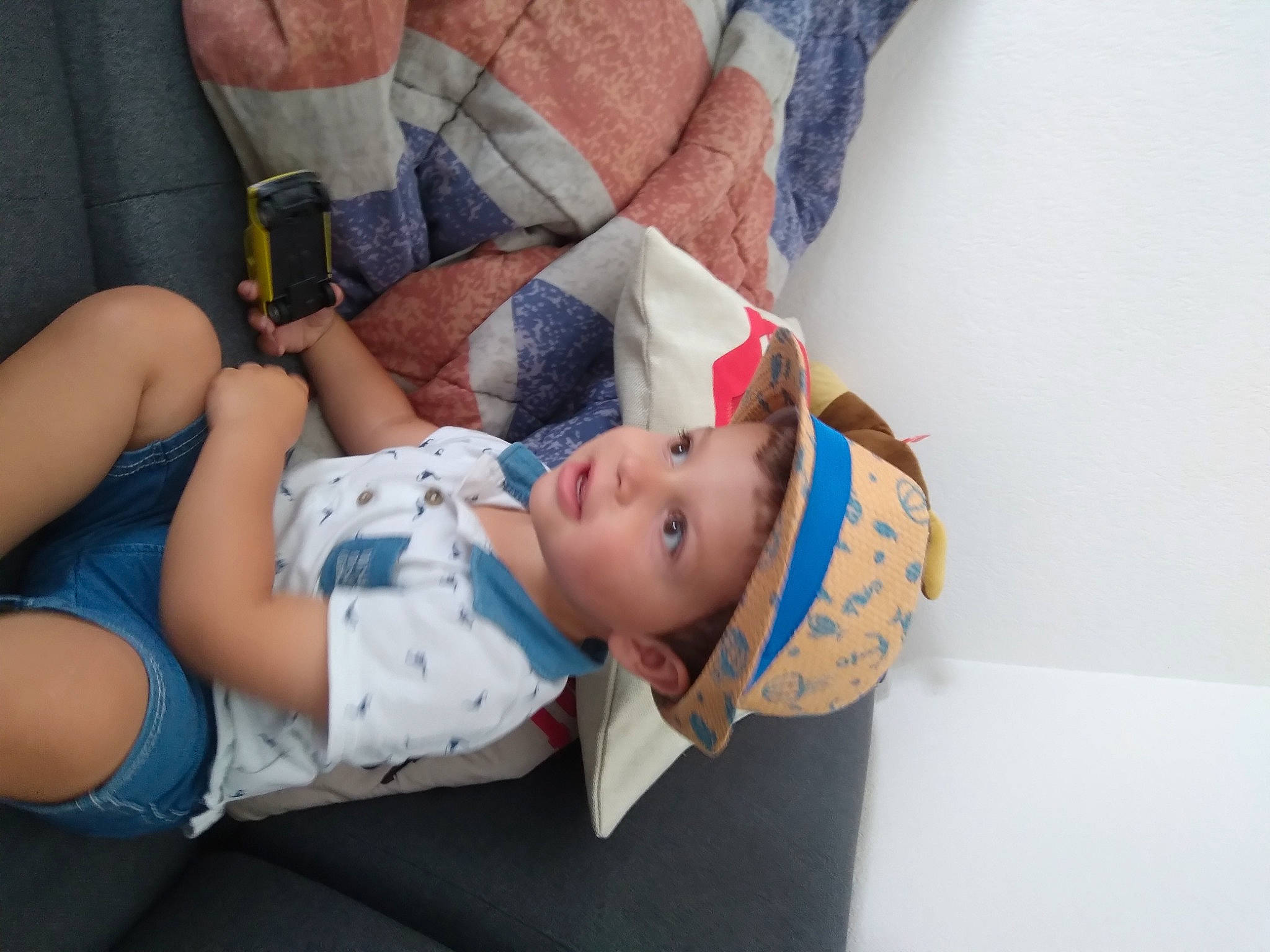 Matteo participe au concours pour gagner de l'argent avec cette photo : baby, baby_products, baby_toddler_clothing, child, comfort, finger, hand, hat, headgear, headwear, human_body, human_leg, joint, knee, leg, mouth, person, sitting, skin, t_shirt