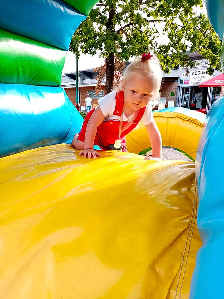 Pernelle a rejoint le concours — aidez-le/la à gagner de superbes lots ! bounce_house, child, fun, games, inflatable, leisure, outdoor_play_equipment, person, play, recreation, yellow