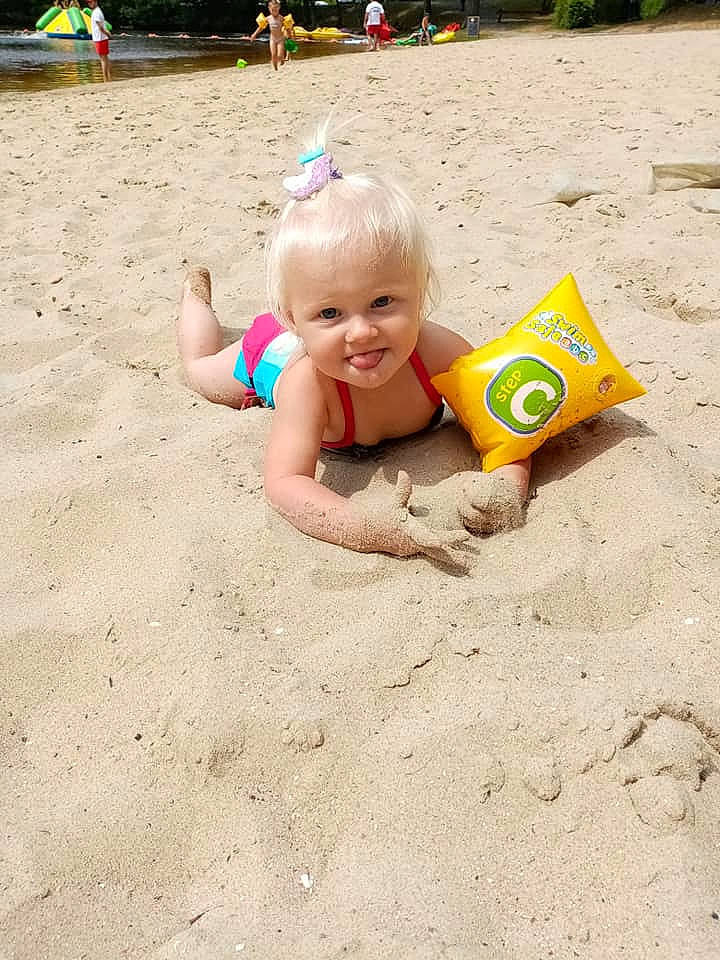 Pernelle participe au concours pour gagner de l'argent avec cette photo : beach, child, fun, happy, joy, leisure, person, play, recreation, sand, smile, soil, summer, toddler, vacation
