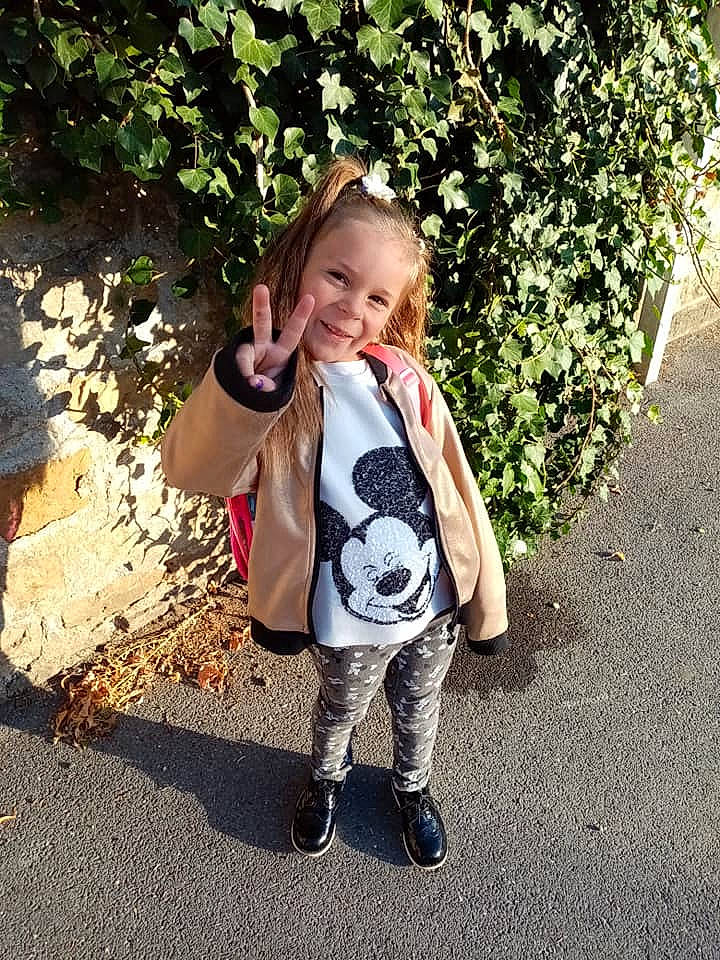 Milana participe au concours pour gagner de l'argent avec cette photo : child, dress, footwear, fun, grass, jacket, jeans, joy, leaf, outerwear, person, photography, plant, play, shoe, smile, snapshot, summer, t_shirt, toddler