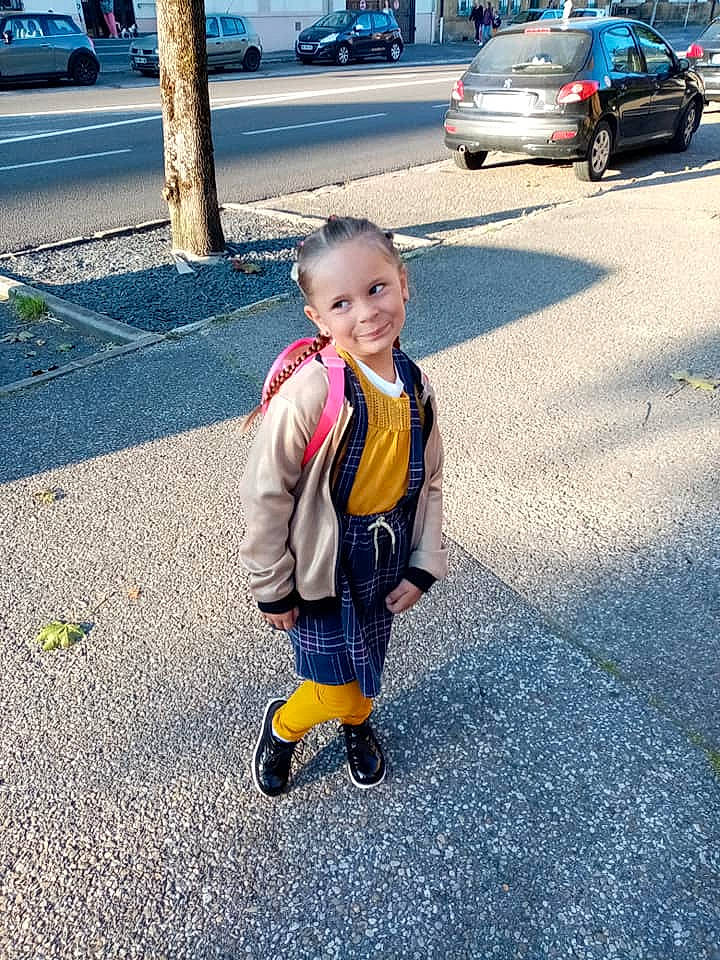 Milana participe au concours pour gagner de l'argent avec cette photo : asphalt, car, child, family_car, joy, person, plant, road, toddler, vacation, vehicle, yellow