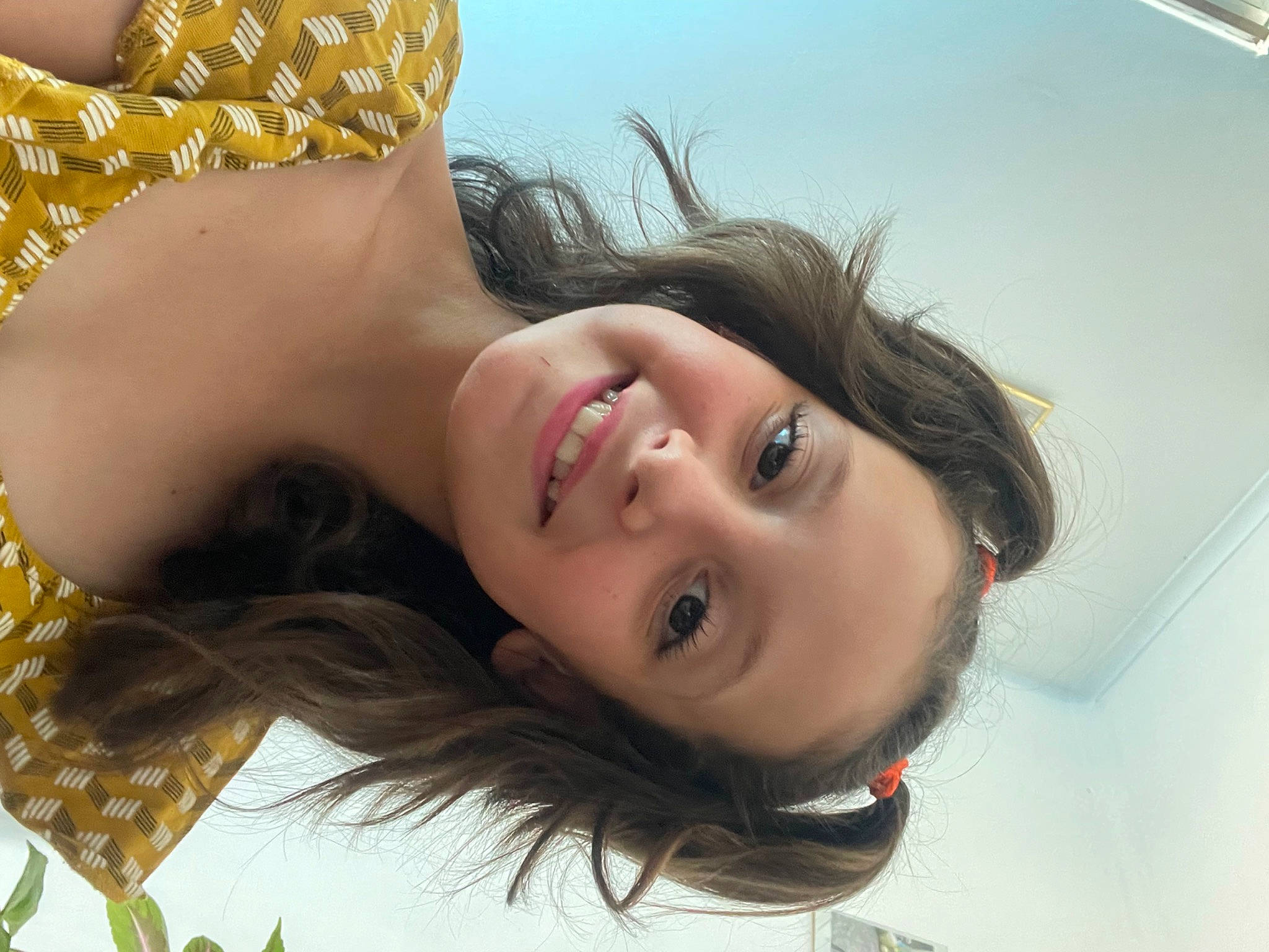 Léa participe au concours pour gagner de l'argent avec cette photo : blond, close_up, eyebrow, eyelash, face, facial_expression, flash_photography, fun, grass, hairstyle, happy, headpiece, iris, joy, lip, lipstick, long_hair, nose, people_in_nature, person